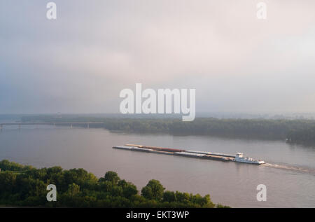 Agriculture - barge Grain Navigation dans la rivière Mississippi tôt le matin un ciel couvert / près de Hannibal, Missouri, États-Unis. Banque D'Images