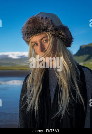 Portrait de femme portant un chapeau d'islande, Islande Banque D'Images