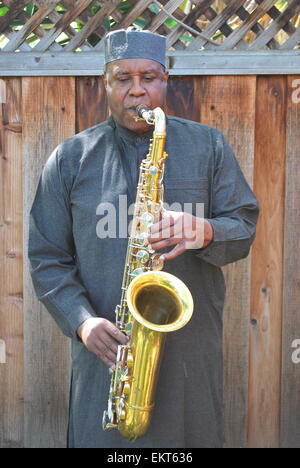 Musicien musulman faisant retentir son saxophone à l'extérieur. Banque D'Images