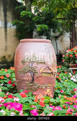 Fait de céramique et des fleurs dans le jardin Banque D'Images