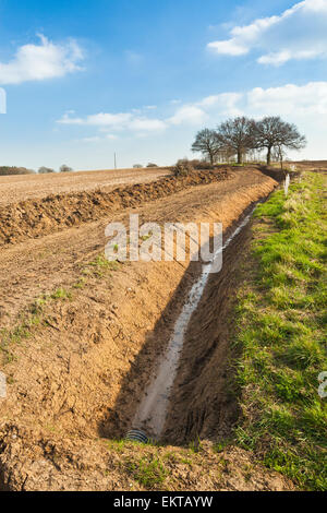 Des fossés de drainage creusés fraîchement. Banque D'Images