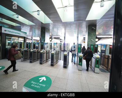 La gare de Cadorna, Trenord, Malpensa Express, la place Piazza Cadorna, Milan, Lombardie, Italie, Europe Banque D'Images