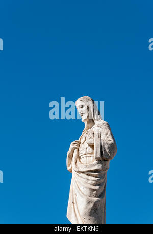 Statue blanche de Jésus Christ à l'extérieur de chapelle de Virgen de la Peña, Mijas, Andalousie, Espagne Banque D'Images