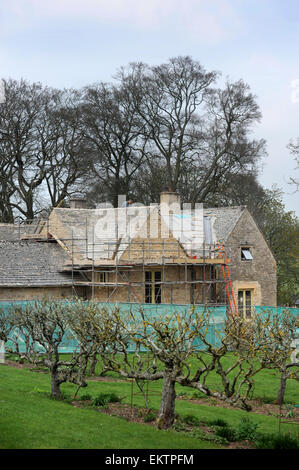 Une ferme en cours de rénovation à Cotswold une grande maison familiale, Gloucestershire UK Banque D'Images