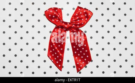 Arc rouge cercle blanc sur fond blanc dans un cercle noir Banque D'Images