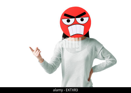 Jeune femme avec un visage d'émoticônes en colère devant son visage Banque D'Images