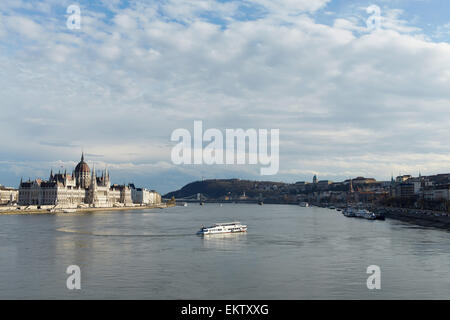 Le Parlement de Budapest vue depuis le pont Margit montrant à la fois Buda et Pest de chaque côté de la rivière. Banque D'Images