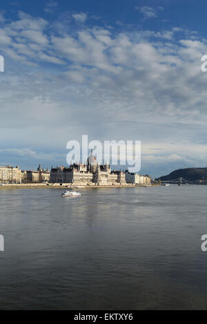 Le Parlement de Budapest vue depuis le pont Margit montrant à la fois Buda et Pest de chaque côté de la rivière. Banque D'Images