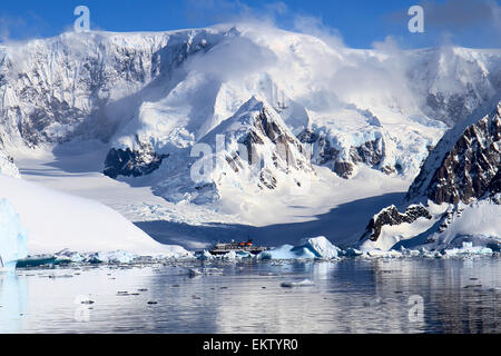 Wilhelmina Bay est une baie à 24 kilomètres (15 mi) de largeur entre la péninsule du Cap et Reclus Anna le long de la côte ouest de Graham Fil Banque D'Images