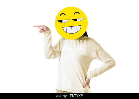 Jeune femme avec un émoticône heureux visage devant son visage Banque D'Images