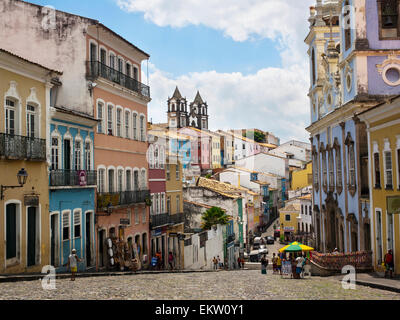 Vue de bâtiments coloniaux colorés dans le quartier historique de Pelourinho à Salvador, Bahia, Brésil. Banque D'Images