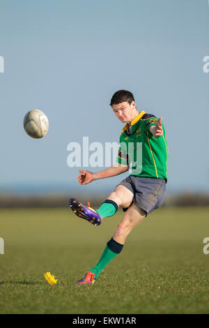 Sam Baker de nord du Dorset RFC - rugby coup de pied de transformation Banque D'Images