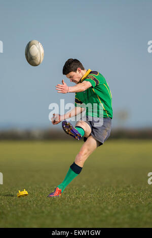 Sam Baker de nord du Dorset RFC - rugby coup de pied de transformation Banque D'Images