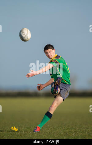 Sam Baker de nord du Dorset RFC - rugby coup de pied de transformation Banque D'Images