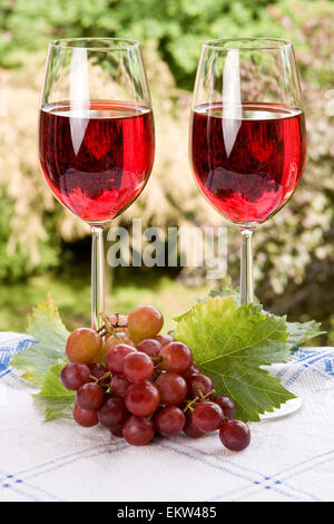 Réglage de l'été de deux verres remplis de vin rouge Banque D'Images