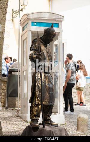 Les droits de l'statue musicien ambulant & rare old vintage ' ' K3 téléphone téléphone boîte boîtes stand kiosque K 3 dans / à proximité du château de Lisbonne. Portugal Banque D'Images