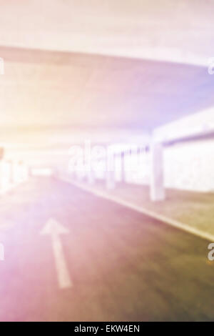 Résumé fond flou de l'espace public urbain place de parking avec places de stationnement vide Banque D'Images