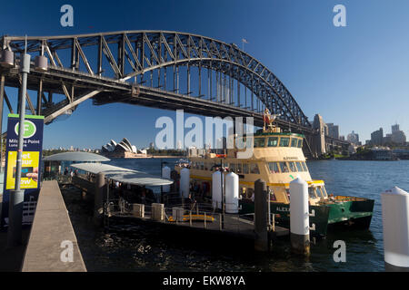 Ou Luna Park Milsons Point Wharf avec ferry sur le point de partir avec en arrière-plan du pont du port de Sydney, Nouvelle Galles du Sud , Austral Banque D'Images