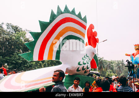 Dhaka, Bangladesh. 14 avr, 2015. Les gens heureux nouvel an 1422 Bengali. Ils font diverses activités pour célébrer la journée. La nuit avant la nouvelle année, ils ont allumé des lampes lanternes de ciel et envoyé dans l'eau. Le matin ils tenir des rassemblements culturels, porter des robes de fête et de participer à bon nombre des activités pour célébrer la journée. Credit : Belal Hossain Rana/Pacific Press/Alamy Live News Banque D'Images