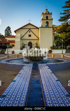 Fontaine en Mission Park et San Buenaventura Mission, à Ventura, Californie. Banque D'Images