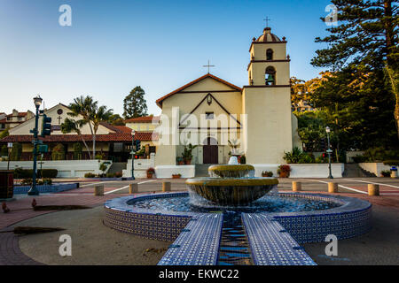 Fontaine en Mission Park et San Buenaventura Mission, à Ventura, Californie. Banque D'Images