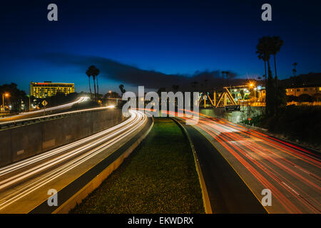 Une longue exposition de trafic sur US 101 la nuit, à Ventura, Californie. Banque D'Images