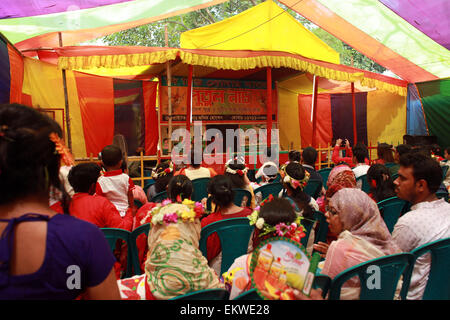 Dhaka, Bangladesh. 14 avr, 2015. Les personnes bénéficiant de la poupée jouer dans Boishakhi juste.peuples du Bangladesh un Mars à bienvenue dans la nouvelle année 1422 Bengali. Faire l'exercice précédent glooms aux oubliettes, les gens de toutes les couches de la société a commencé à accueillir l'année 1422 Bangla dès que le soleil se lève à l'horizon. Habillés de vêtements traditionnels, les femmes vêtus de saris et les hommes le punjabi, ils se pressaient de programmes culturels et de lieux de foires de fortune qui célèbrent la culture Bangla, de divertissements, d'art et de l'alimentation et les spectacles de musique et de spectacles dans la capitale et ailleurs dans le pays. © Z Banque D'Images