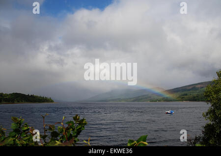 Un arc-en-ciel sur le Loch Linnhe en Ecosse. Banque D'Images