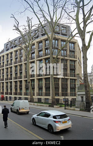 Le trafic passe St Dunstan's House. Un nouveau développement d'appartements de luxe à Fetter Lane dans la ville de Londres. Banque D'Images