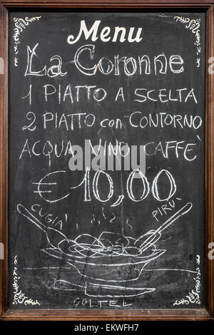 Un tableau noir utilisé comme menu, dans un restaurant italien. Banque D'Images