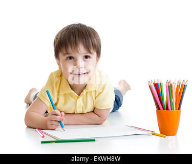 Garçon enfant mignon dessin avec crayons en isolé d'âge préscolaire Banque D'Images