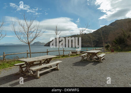 Tables de pique-nique au parc public à côté mer Banque D'Images