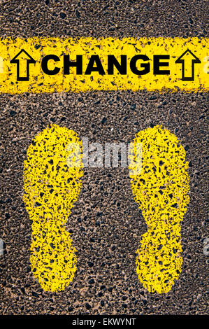 Message de changement. Image conceptuelle avec traces de peinture jaune sur la route en face de ligne horizontale sur fond noir en asphalte. Banque D'Images