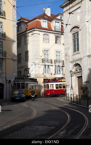 Rua da Conceição à Largo Madalena avec les tramways à Lisbonne Portugal Banque D'Images