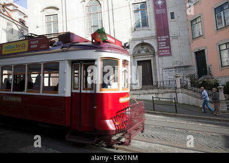 Rua da Conceição à Largo Madalena avec les tramways à Lisbonne Portugal Banque D'Images