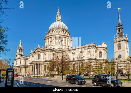 Cathédrale St Paul montrant la façade extérieure est/Ouest, vue de Cannon Street, lors d'une journée de printemps bleu clair à Londres Angleterre Royaume-Uni Banque D'Images