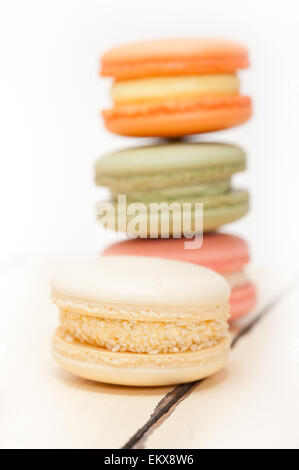 Macarons français colorés sur une table rustique en bois blanc Banque D'Images