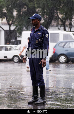 Policier cubain debout dans la pluie, La Havane Banque D'Images