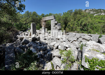 Ruines de la maison, un des fondateurs de type romain villa avec 5 mètres de haut standing de porte avant. Termessos, sud de la Turquie. Banque D'Images