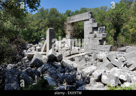 Ruines de la maison, un des fondateurs de type romain villa avec 5 mètres de haut standing de porte avant. Termessos, sud de la Turquie. Banque D'Images