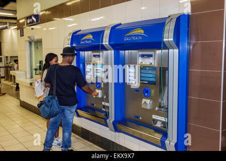 Johannesburg Afrique du Sud,Rosebank Station,Gautrain,système de transport rapide de masse de chemin de fer, libre-service, distributeur de billets, Black man hommes, femme fem Banque D'Images