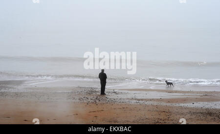 Hove, Brighton, Royaume-Uni. 14 avril, 2015. Météo France : un étrange brouillard jette sur Hove beach et le front de mer ce matin, comme le reste du pays baigne dans la lumière du soleil chaude. Crédit : Simon Dack/Alamy Live News Banque D'Images