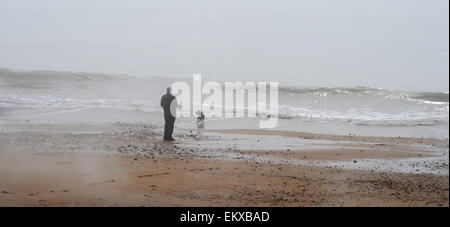 Hove, Brighton, Royaume-Uni. 14 avril, 2015. Météo France : un étrange brouillard jette sur Hove beach et le front de mer ce matin, comme le reste du pays baigne dans la lumière du soleil chaude. Crédit : Simon Dack/Alamy Live News Banque D'Images