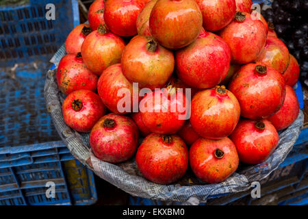 Pile de grenadiers colorés dans un panier Banque D'Images