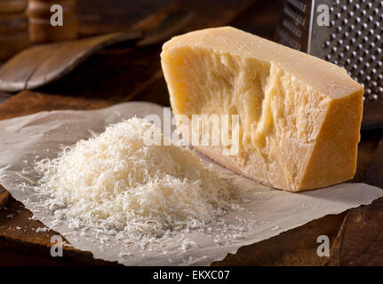 Le parmigiano reggiano fraîchement râpé fromage parmesan. Banque D'Images