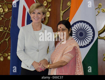 New Delhi. 14 avr, 2015. Le ministre des Affaires étrangères indien Sushma Swaraj (R), serre la main avec son homologue australien Julie Bishop avant leur réunion à Jawahar Bhavan à New Delhi, Inde, le 14 avril 2015. L'évêque est sur une visite de quatre jours en Inde. © Xinhua/Alamy Live News Banque D'Images