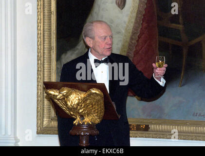 Une archive photo, datée du 9 novembre 2000, indique l'ancien Président des États-Unis, Gerald R. Ford propose un toast à la 200e anniversaire de la Maison Blanche le dîner dans l'East Room de la Maison Blanche à Washington, DC Credit : Ron Sachs/CNP - AUCUN FIL SERVICE - Banque D'Images