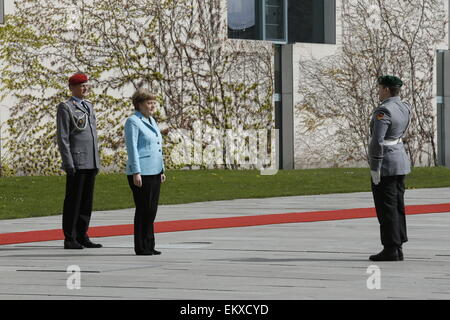 Berlin, Allemagne. 14 avr, 2015. La chancelière allemande Angela Merkel a félicité un soldat pour son anniversaire à la chancellerie allemande à Berlin, Allemagne, le 14 avril 2015. Credit : Reynaldo Chaib Paganelli/Alamy Live News Banque D'Images