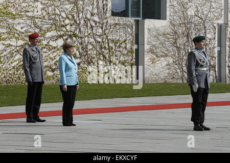 Berlin, Allemagne. 14 avr, 2015. La chancelière allemande Angela Merkel a félicité un soldat pour son anniversaire à la chancellerie allemande à Berlin, Allemagne, le 14 avril 2015. Credit : Reynaldo Chaib Paganelli/Alamy Live News Banque D'Images