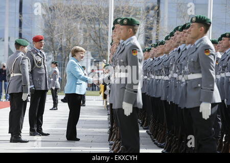 Berlin, Allemagne. 14 avr, 2015. La chancelière allemande Angela Merkel a félicité un soldat pour son anniversaire à la chancellerie allemande à Berlin, Allemagne, le 14 avril 2015. Credit : Reynaldo Chaib Paganelli/Alamy Live News Banque D'Images